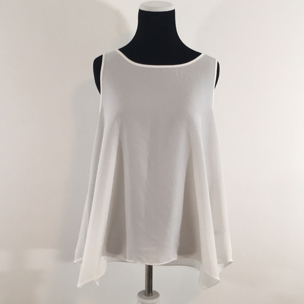 ✅ SOLD Classic Ladies White Top - Flows Over Belly Medium